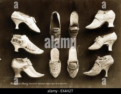 Chaussures français du règne de Louis XV et Louis XVI, Musée de Cluny, par Séraphin-Médéric Mieusement - ca 1870 Banque D'Images