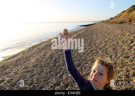 Une fillette de six ans contient jusqu'quelques cailloux qu'elle ramassait sur la plage à Milford on Sea