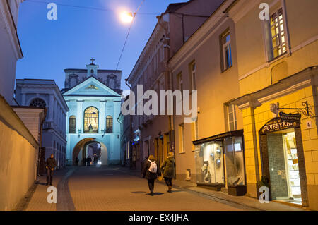 Notre Dame de la porte de l'aurore un objet de vénération pour les catholiques romains et orthodoxes à Vilnius, Lituanie Banque D'Images