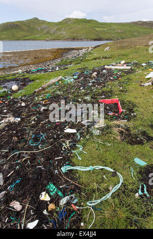 Déchets (aznavour) vers le rivage de l'océan Atlantique, y compris de nombreux objets en plastique, sur le continent, les Shetland Banque D'Images