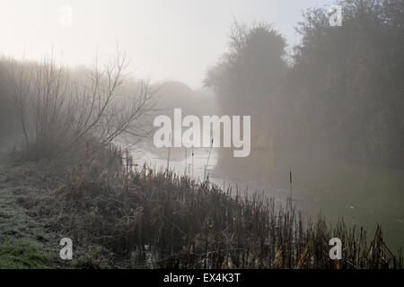 Matin brumeux sur le Canal Grand Union en Afrique du Leicestershire Banque D'Images