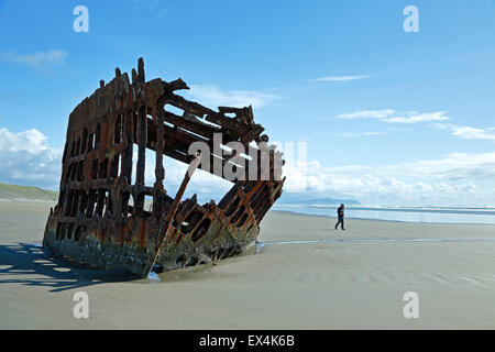 À Tourisme naufrage du navire, Peter Iredale Fort Stevens State Park, près de Astoria, Oregon USA Banque D'Images