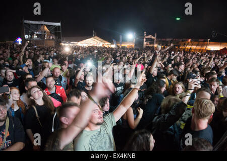 PIESTANY, Slovaquie - 26 juin 2015 : soutien des fans de death metal mélodique suédois Arch Enemy sur music festival Topfest Banque D'Images