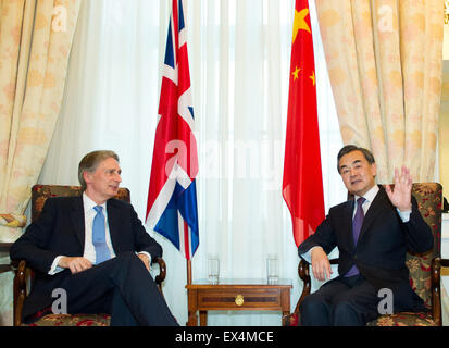 Vienne, Autriche. 6 juillet, 2015. Le Ministre chinois des affaires étrangères Wang Yi (R) rencontre avec le Ministre des affaires étrangères britannique Philip Hammond au Palais Coburg Hotel à Vienne, Autriche, le 6 juillet 2015. Credit : Qian Yi/Xinhua/Alamy Live News Banque D'Images