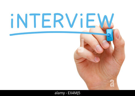 La main Entretien avec marqueur bleu sur transparent essuyer. Banque D'Images