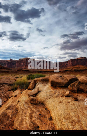 Soir nuages de tempête de développer près de remote Lathrup Canyon en Utah's Canyonlands National Park. Banque D'Images