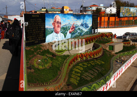 La Paz, Bolivie, le 6 juillet 2015. Une murale peinte récemment du Pape François avec une prière pour sa bonne arrivée en Bolivie dans La Ceja, El Alto. Le pape François se rendra à El Alto et La Paz le 8 juillet au cours de sa 3 journée à la Bolivie. Banque D'Images