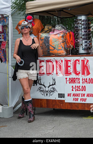 La vente du vendeur articles redneck au stand pendant Pioneer Days Festival à High Springs, en Floride. Banque D'Images