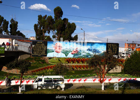 La Paz, Bolivie, le 6 juillet 2015. Une murale peinte récemment du Pape François à La Ceja, El Alto avec une prière pour sa bonne arrivée en Bolivie. Le pape François se rendra à El Alto et La Paz le 8 juillet au cours de sa 3 journée à la Bolivie. Banque D'Images