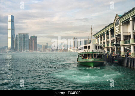 Ferry Boat dans le port de Victoria, Hong Kong, avec la tour de la CCI dans l'arrière-plan Banque D'Images