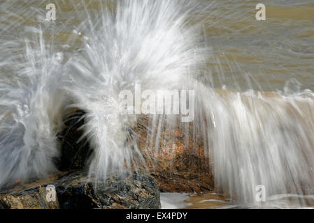 Éclaboussures des vagues sur les roches Banque D'Images