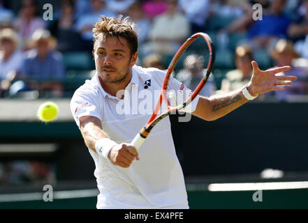 Londres, Royaume-Uni. 6 juillet, 2015. Stan Wawrinka de Suisse renvoie une balle au cours de la quatrième ronde du tournoi match contre David Goffin de Belgique au Wimbledon Wimbledon en 2015, le sud-ouest de Londres, le 6 juillet 2015. Wawrinka a gagné le match 3-0. Credit : Ye Pingfan/Xinhua/Alamy Live News Banque D'Images