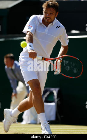 Londres, Royaume-Uni. 6 juillet, 2015. Stan Wawrinka de Suisse renvoie une balle au cours de la quatrième ronde du tournoi match contre David Goffin de Belgique au Wimbledon Wimbledon en 2015, le sud-ouest de Londres, le 6 juillet 2015. Wawrinka a gagné le match 3-0. Credit : Ye Pingfan/Xinhua/Alamy Live News Banque D'Images