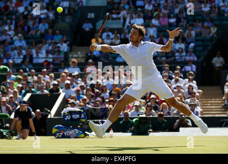 Londres, Royaume-Uni. 6 juillet, 2015. Stan Wawrinka de Suisse renvoie une balle au cours de la quatrième ronde du tournoi match contre David Goffin de Belgique au Wimbledon Wimbledon en 2015, le sud-ouest de Londres, le 6 juillet 2015. Wawrinka a gagné le match 3-0. Credit : Ye Pingfan/Xinhua/Alamy Live News Banque D'Images