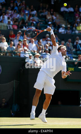 Londres, Royaume-Uni. 6 juillet, 2015. Stan Wawrinka de Suisse renvoie une balle au cours de la quatrième ronde du tournoi match contre David Goffin de Belgique au Wimbledon Wimbledon en 2015, le sud-ouest de Londres, le 6 juillet 2015. Wawrinka a gagné le match 3-0. Credit : Ye Pingfan/Xinhua/Alamy Live News Banque D'Images