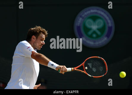 Londres, Royaume-Uni. 6 juillet, 2015. Stan Wawrinka de Suisse renvoie une balle au cours de la quatrième ronde du tournoi match contre David Goffin de Belgique au Wimbledon Wimbledon en 2015, le sud-ouest de Londres, le 6 juillet 2015. Wawrinka a gagné le match 3-0. Credit : Ye Pingfan/Xinhua/Alamy Live News Banque D'Images