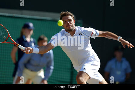 Londres, Royaume-Uni. 6 juillet, 2015. Stan Wawrinka de Suisse renvoie une balle au cours de la quatrième ronde du tournoi match contre David Goffin de Belgique au Wimbledon Wimbledon en 2015, le sud-ouest de Londres, le 6 juillet 2015. Wawrinka a gagné le match 3-0. Credit : Ye Pingfan/Xinhua/Alamy Live News Banque D'Images