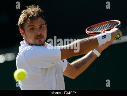 Londres, Royaume-Uni. 6 juillet, 2015. Stan Wawrinka de Suisse renvoie une balle au cours de la quatrième ronde du tournoi match contre David Goffin de Belgique au Wimbledon Wimbledon en 2015, le sud-ouest de Londres, le 6 juillet 2015. Wawrinka a gagné le match 3-0. Credit : Ye Pingfan/Xinhua/Alamy Live News Banque D'Images