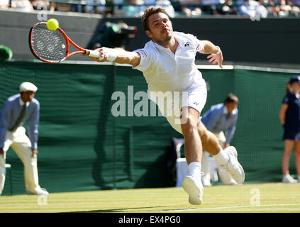 Londres, Royaume-Uni. 6 juillet, 2015. Stan Wawrinka de Suisse renvoie une balle au cours de la quatrième ronde du tournoi match contre David Goffin de Belgique au Wimbledon Wimbledon en 2015, le sud-ouest de Londres, le 6 juillet 2015. Wawrinka a gagné le match 3-0. Credit : Ye Pingfan/Xinhua/Alamy Live News Banque D'Images