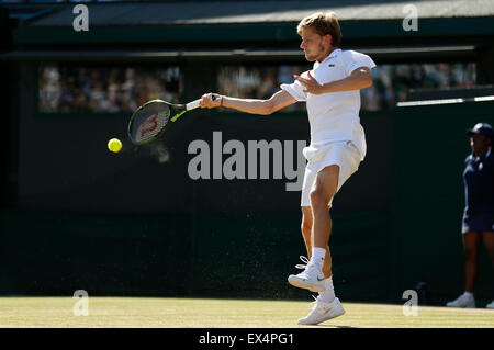 Londres, Royaume-Uni. 6 juillet, 2015. David Goffin de Belgique renvoie une balle au cours de la quatrième ronde du tournoi match contre Stan Wawrinka de Suisse à la 2015 de Wimbledon à Wimbledon, dans le sud-ouest de Londres, le 6 juillet 2015. Wawrinka a gagné le match 3-0. Credit : Ye Pingfan/Xinhua/Alamy Live News Banque D'Images