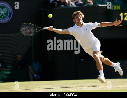 Londres, Royaume-Uni. 6 juillet, 2015. David Goffin de Belgique renvoie une balle au cours de la quatrième ronde du tournoi match contre Stan Wawrinka de Suisse à la 2015 de Wimbledon à Wimbledon, dans le sud-ouest de Londres, le 6 juillet 2015. Wawrinka a gagné le match 3-0. Credit : Ye Pingfan/Xinhua/Alamy Live News Banque D'Images