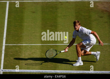 Londres, Royaume-Uni. 6 juillet, 2015. David Goffin de Belgique renvoie une balle au cours de la quatrième ronde du tournoi match contre Stan Wawrinka de Suisse à la 2015 de Wimbledon à Wimbledon, dans le sud-ouest de Londres, le 6 juillet 2015. Wawrinka a gagné le match 3-0. Credit : Ye Pingfan/Xinhua/Alamy Live News Banque D'Images