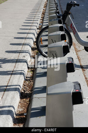 Un Bixi presque vide bike stand public sur la rue St Denis à Montréal, Canada Banque D'Images