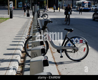Un Bixi presque vide bike stand public sur la rue St Denis à Montréal, Canada Banque D'Images