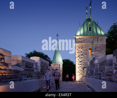 Porte Saint Louis sur les murs de la ville de Québec dans la nuit Banque D'Images