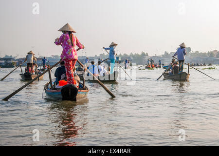 Vue de derrière de la femme l'aviron de petits bateaux sur le Mékong Banque D'Images