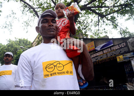 Kolkata, Inde. 08 juillet, 2015. Bengal BJP a organisé une campagne d''Swachh Bharat à pied du BJP office d'état de Red Road d'observer le Dr Bharat Keshari Shyamaprasad Mukherjee a 115e anniversaire de naissance. Credit : Saikat Paul/Pacific Press/Alamy Live News Banque D'Images