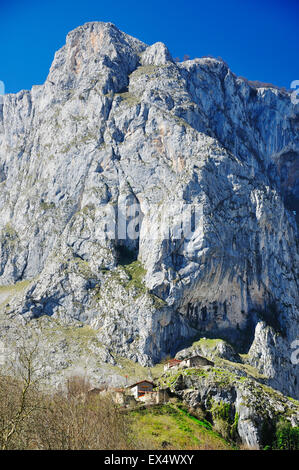 Village de Bulnes dans le parc national des pics de l'Europe. Au-dessus de quartier, El Castillo. Les Asturies. Espagne Banque D'Images