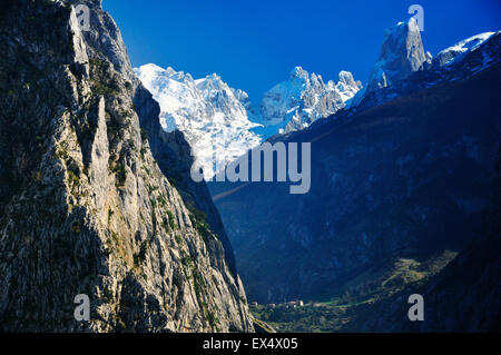 Pic Urriellu vu de Camarmeña, Asturias, Espagne Banque D'Images