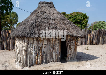 Village africain traditionnel avec logées et barrière en bois en Namibie, près de la ville dans la région de Kavango avec le plus haut niveau de la pauvreté Banque D'Images