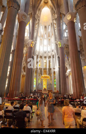 Touristes et habitants de l'intérieur, cathédrale de la Sagrada Familia, conçue par Antoni Gaudi, Barcelone Espagne Europe Banque D'Images