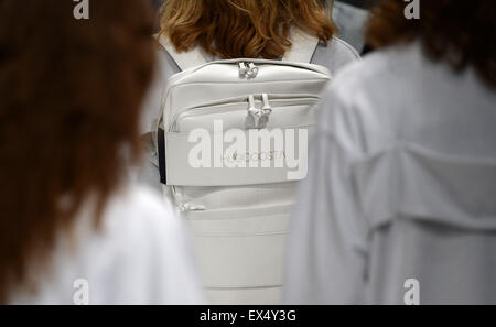 Potsdam, Allemagne. Le 06 juillet, 2015. Présenter des modèles de créations de designer portugais Hugo Costa lors de la Fashion Week à Potsdam, Allemagne, 06 juillet 2015. La 2e édition de "Potsdam maintenant' a lieu dans le champ de la Berlin Fashion Week, durant laquelle le printemps/été 2016 collections sont présentées du 07 au 10 juillet. Photo : Ralf Hirschberger/dpa/Alamy Live News Banque D'Images