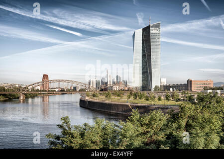 Siège de la Banque centrale européenne, avec le Main et la ligne d'horizon dans la lumière du matin, Frankfurt am Main, Hesse, Allemagne Banque D'Images