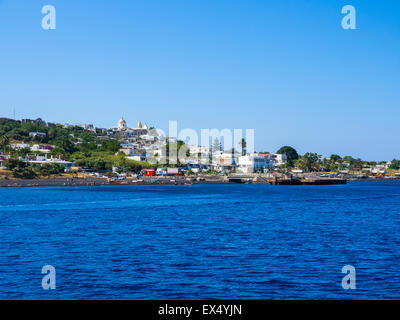 Isola Stromboli avec le village de Stromboli, Iles Eoliennes, Mer Tyrrhénienne ou Lipari, Sicile, Italie Banque D'Images