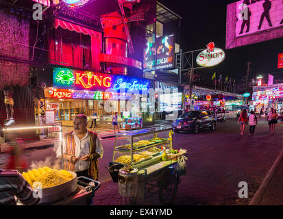 Walking Street, vendeur, vie nocturne, des bars, des enseignes au néon, Pattaya, Chon Buri, Thaïlande Province Banque D'Images