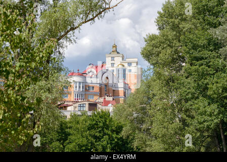 Kiev, Ukraine - 30 juin 2015 : Une église orthodoxe sur le haut toit d'un bâtiment élevé, près du parc dans l'Obolon Natalka distri Banque D'Images