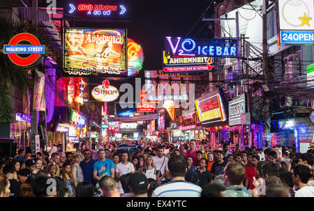 Walking Street, zone piétonne, vie nocturne, des bars, des discothèques, des enseignes au néon, Pattaya, Chon Buri, Thaïlande Province Banque D'Images