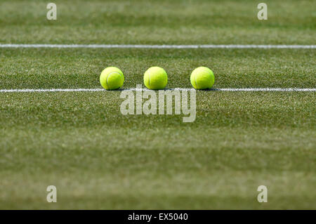 Les balles de tennis sur gazon, Stuttgart, Bade-Wurtemberg, Allemagne Banque D'Images