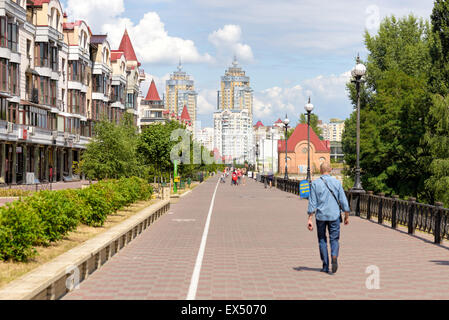 Kiev, Ukraine - 30 juin 2015 : Les gens qui marchent sur le sentier en Obolonska Naberezhna, dans la zone près du Dniepr Obolon ri Banque D'Images