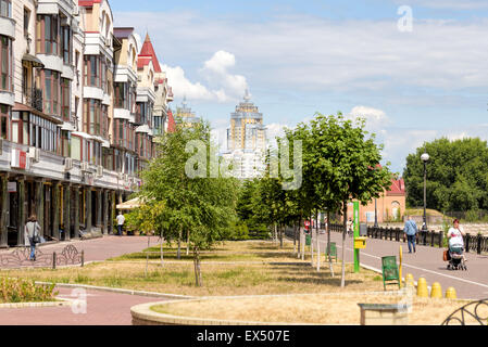 Kiev, Ukraine - 30 juin 2015 : Les gens qui marchent sur le sentier en Obolonska Naberezhna, dans la zone près du Dniepr Obolon ri Banque D'Images