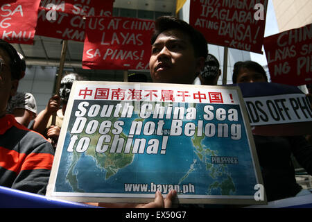 Makati, Philippines. 07Th Juillet, 2015. Les protestataires holding affiches contre les incursions de la Chine en mer de Chine du Sud. Groupe de travail Kilusang Mayo Uno (KMU) laisse une marche de protestation à l'ambassade de Chine à Gil Puyat Avenue, Makati, coïncidant avec le premier jour d'audience dans l'Arbital Tribunal dans la Cour permanente d'arbitrage dans les Pays-Bas en ce qui concerne les îles en mer de Chine du Sud. Le groupe a réaffirmé que la Chine 9-dash line, et les structures que la Chine construit autour de l'îles, n'a aucune incidence sur la base de la Convention. Crédit : J Gerard Seguia/Pacifc Press/Alamy Live News Banque D'Images