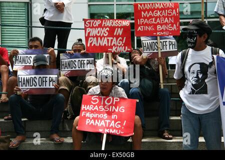 Les manifestants devant l'ambassade de Chine à tenir des pancartes contre les incursions de la Chine en mer de Chine du Sud. Groupe de travail Kilusang Mayo Uno (KMU) laisse une marche de protestation à l'ambassade de Chine à Gil Puyat Avenue, Makati, coïncidant avec le premier jour d'audience dans l'Arbital Tribunal dans la Cour permanente d'arbitrage dans les Pays-Bas en ce qui concerne les îles en mer de Chine du Sud. Le groupe a réaffirmé que la Chine 9-dash line, et les structures que la Chine construit autour de l'îles, n'a aucune incidence sur la base de la Convention. (Photo by Gerard Seguia/Pacifc Presse) Banque D'Images