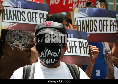 Makati, Philippines. 07Th Juillet, 2015. Les manifestants tiennent des affiches en face de l'ambassade de Chine dans la ville de Makati. Groupe de travail Kilusang Mayo Uno (KMU) laisse une marche de protestation à l'ambassade de Chine à Gil Puyat Avenue, Makati, coïncidant avec le premier jour d'audience dans l'Arbital Tribunal dans la Cour permanente d'arbitrage dans les Pays-Bas en ce qui concerne les îles en mer de Chine du Sud. Le groupe a réaffirmé que la Chine 9-dash line, et les structures que la Chine construit autour de l'îles, n'a aucune incidence sur la base de la Convention. Crédit : J Gerard Seguia/Pacifc Press/Alamy Live News Banque D'Images