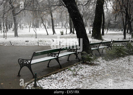 Des bancs de parc lors de fortes chutes de neige en hiver à Bucarest, Roumanie Banque D'Images