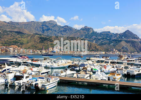 Voir à partir de la plage de Giardini Naxos et Taormina vers Castlemola villages sur Cape Taormina, Sicile, Italie Banque D'Images