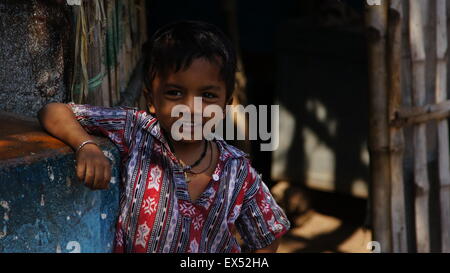 Un enfant indien heureux appréciant les jours Banque D'Images